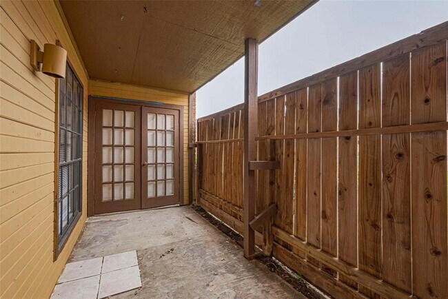 Building Photo - 9090 S Braeswood Blvd