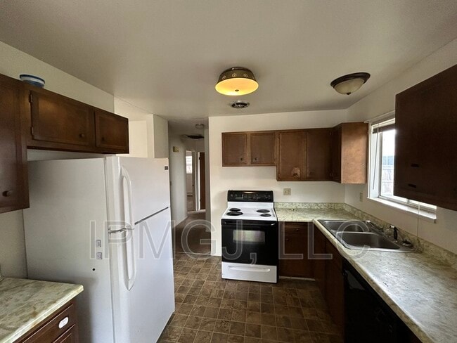 Building Photo - 420 W Kennedy Ave