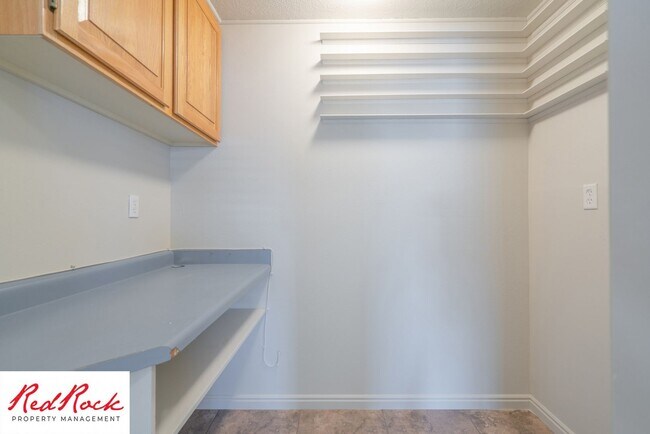 Building Photo - Spacious 3 Bedroom Single-Level Home in Bl...