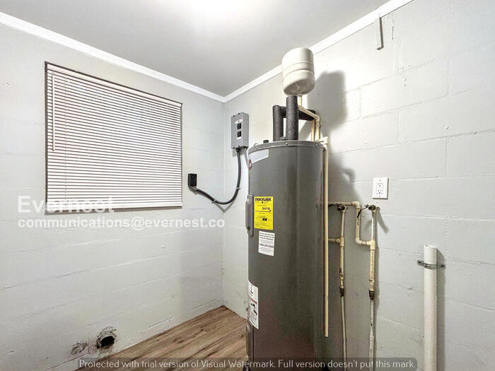 Building Photo - 1903 S Cedar Ave