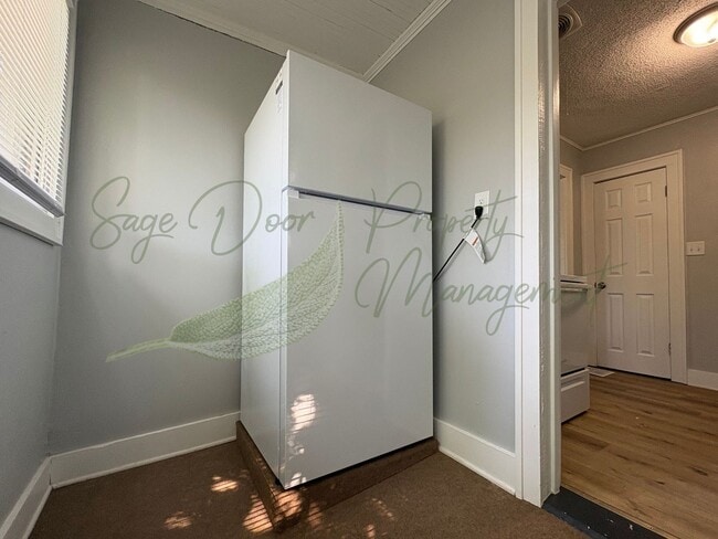 Building Photo - CHARMING UPDATED BUNGALOW!!!!