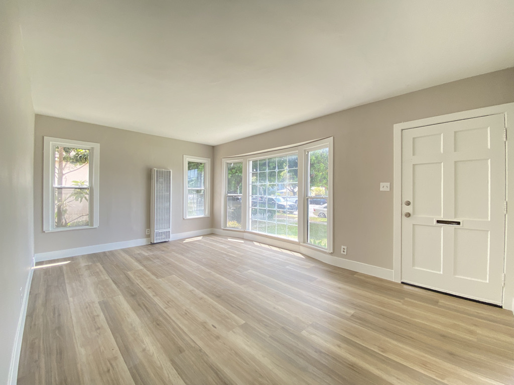 Living room - 2620 S Barrington Ave