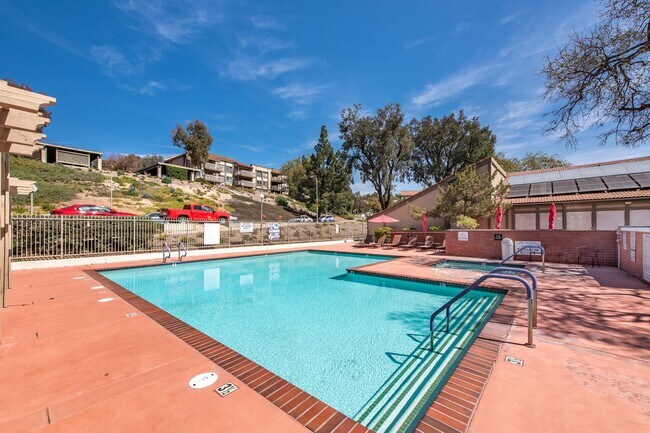 Building Photo - Light Filled Top Floor Condo in Premier 55+ Oaknoll Community