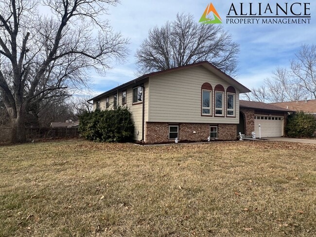 Building Photo - Beautiful Home with Easy Access to Ft. Riley!