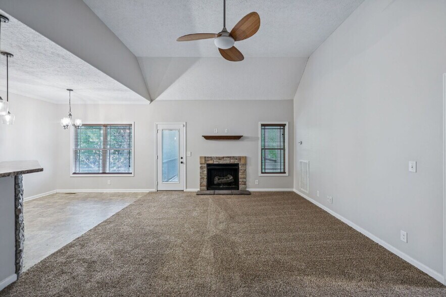 Building Photo - 634 Hidden Valley Dr