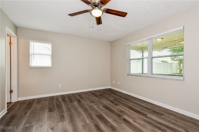 Building Photo - 1820 SE 10th St