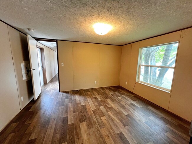 Building Photo - 1000 Maple Hls Pk