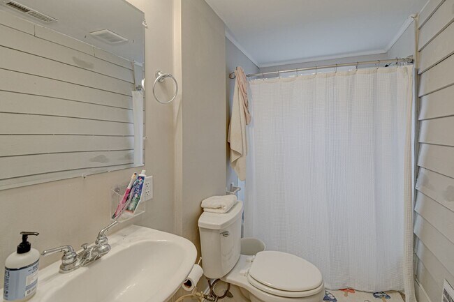 Building Photo - 139 Rosedale Cir