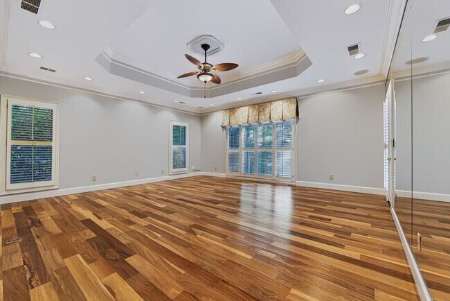 Building Photo - 6920 Oakbrook Way