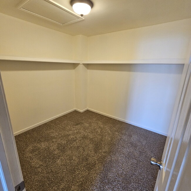 Building Photo - 2 Bedroom, 1.5 Bathroom Townhouse. Large L...