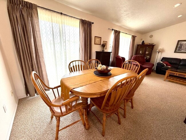 Building Photo - Charming Fully Furnished 2-Bedroom Home