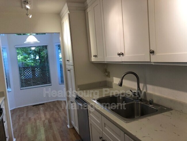 Building Photo - 1304 Foothill Dr