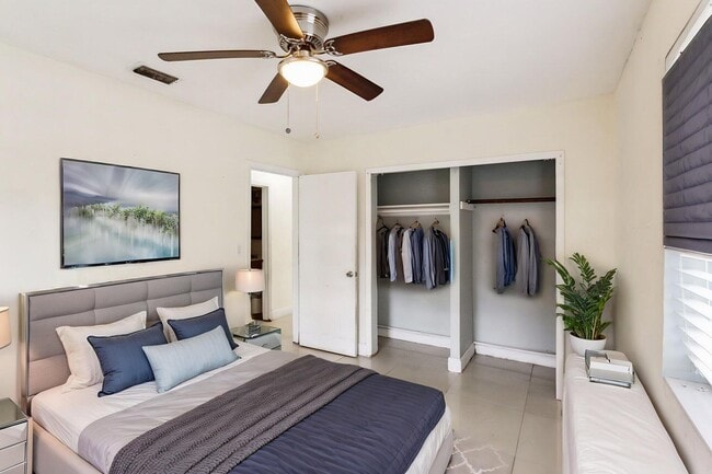 Building Photo - 520 NE 45th St