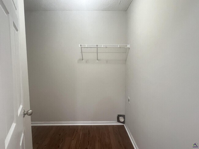 Building Photo - 401 Timberwind Dr