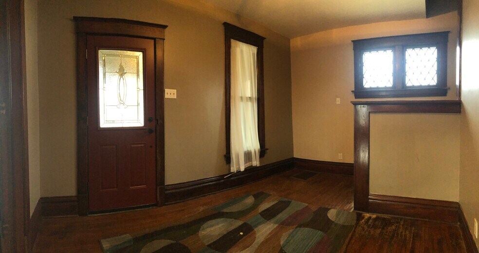 Entry - 615 W 2nd St
