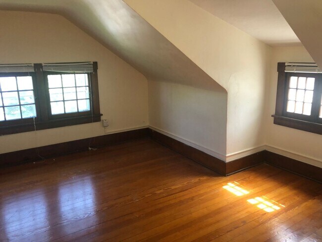 Building Photo - Recently Renovated - Spacious 5 Bedroom, 2...