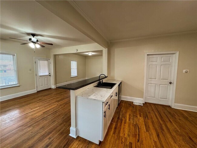 Building Photo - 1637 Columbia Dr