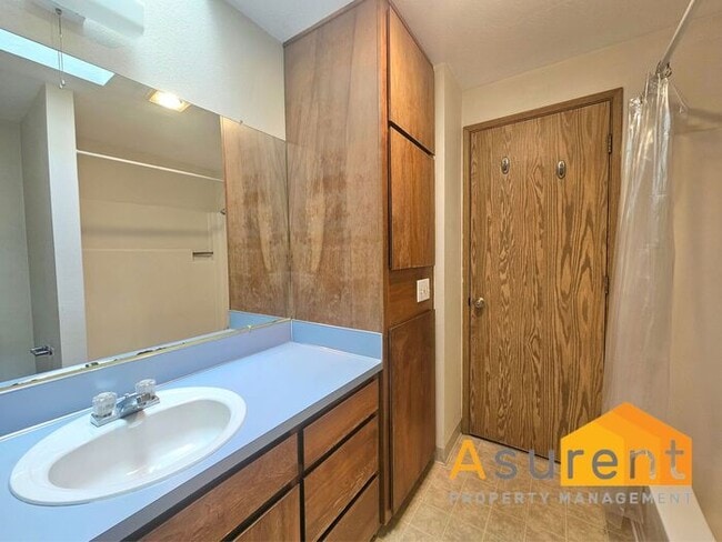 Building Photo - Charming 4-Plex 2 Bedroom 1 Bathroom Unit Available Soon!