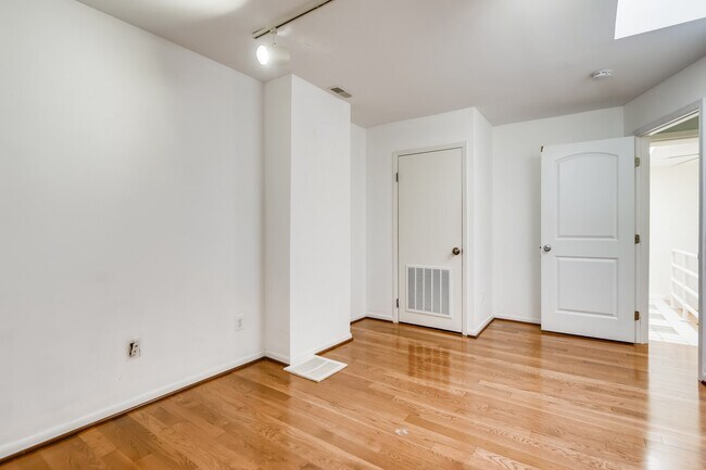 Building Photo - 1127 S Hanover St