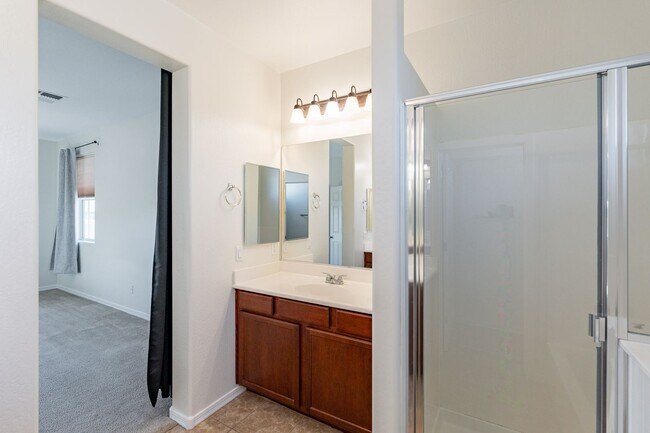 Building Photo - Spacious 4 Bed 2.5 Ba in Gated Community