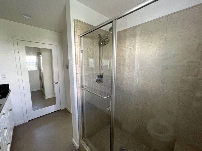 Building Photo - Luxurious Townhome in Gated Private Community