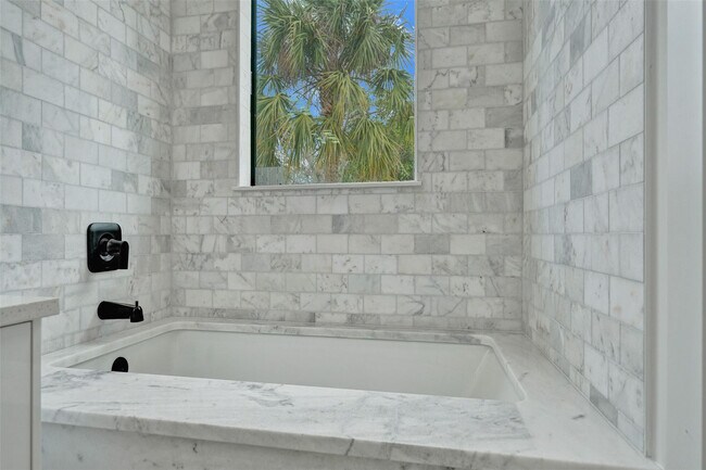 Building Photo - 606 SW 7th Ave