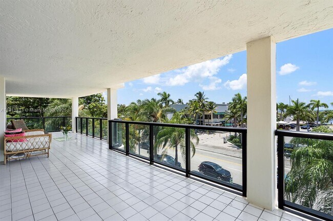 Building Photo - 2575 S Bayshore Dr