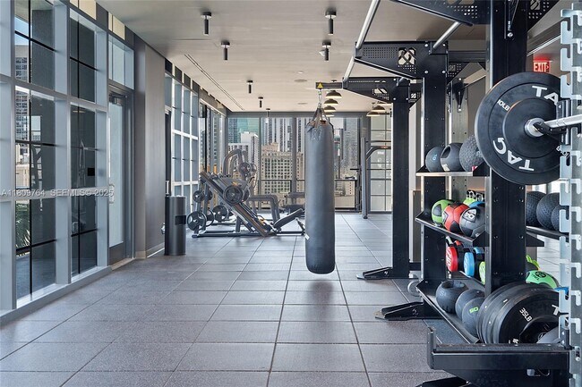 Building Photo - 601 NE 1st Ave