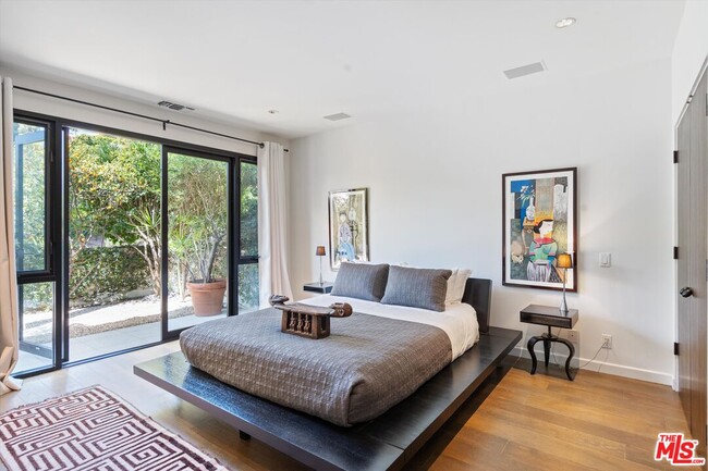 Building Photo - 2328 San Ysidro Dr