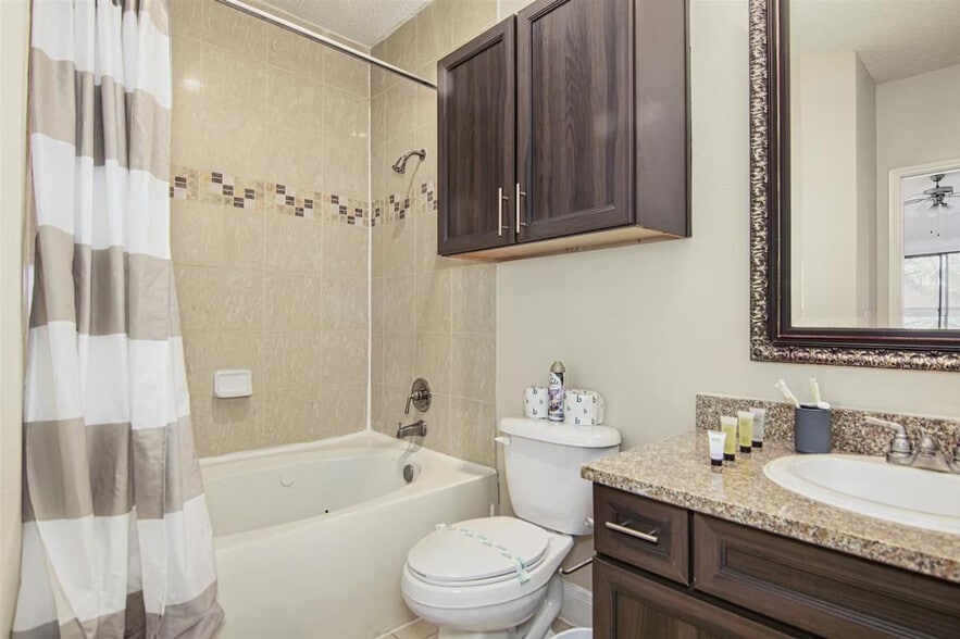 Building Photo - 2024 Post Oak Blvd