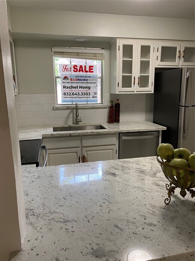 Building Photo - 13004 Trail Hollow Dr