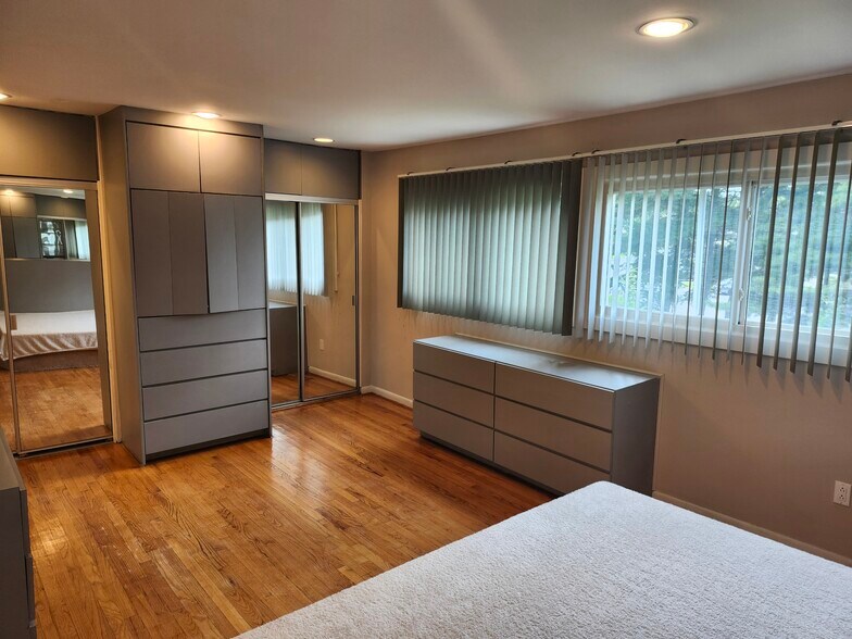 Building Photo - 10 Poinsettia Ct