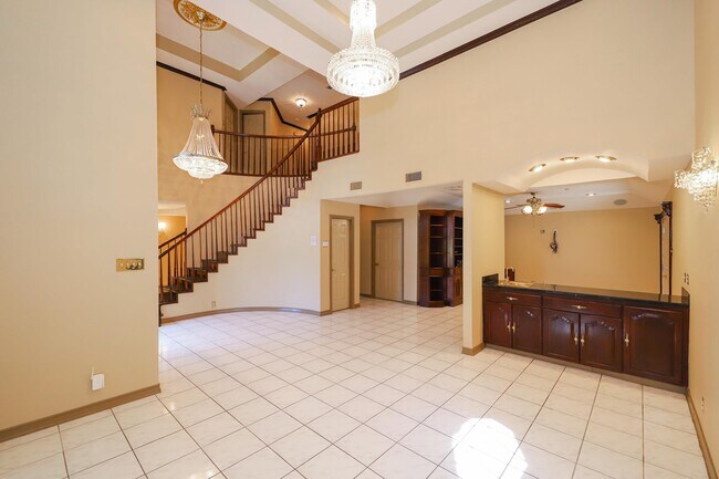 Building Photo - 503 W Avon Ct