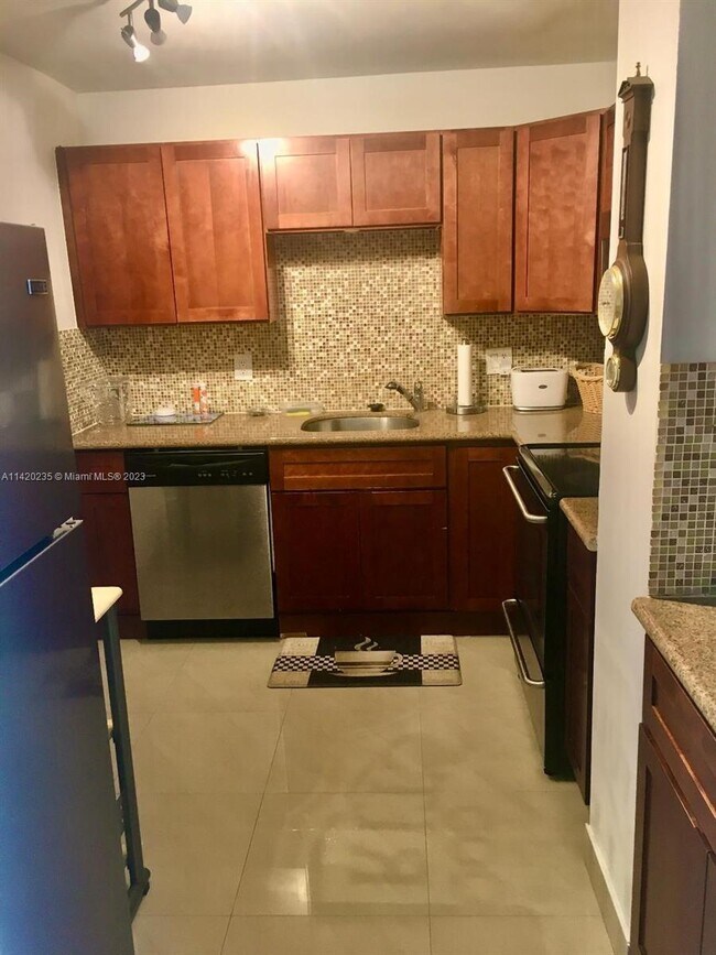 Building Photo - 2500 NE 135th Ter