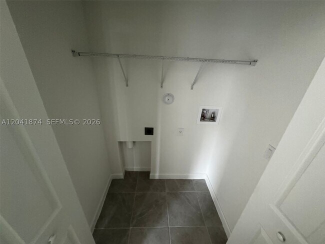 Building Photo - 285 SW 159th Dr