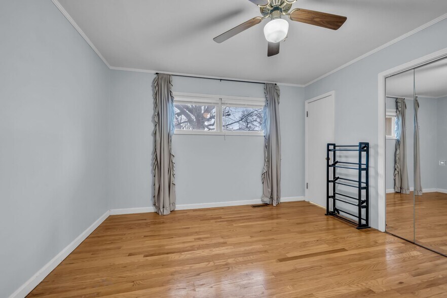 Building Photo - 205 W Lake Dr