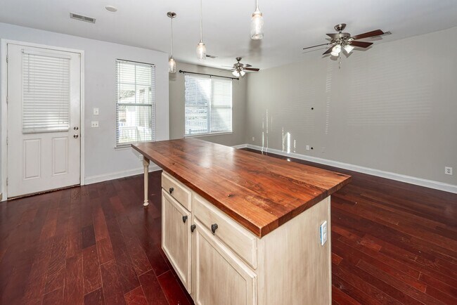 Building Photo - 3 Bedroom, 2.5 Bathroom Townhome in Oak Terrace Preserve - Park Circle