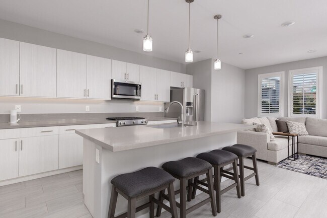Building Photo - Luxury Summerlin townhome in resort style gated community