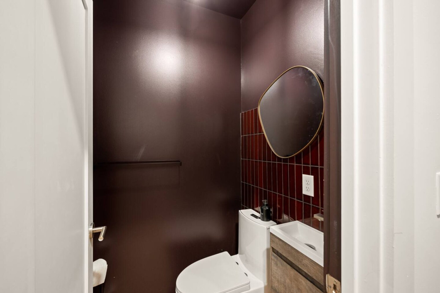 Building Photo - 2 Hust Alley