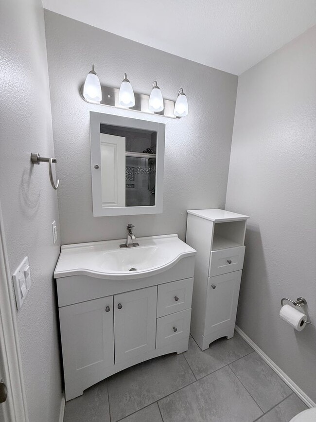 Building Photo - Top-Floor 3 Bed 2 Bath Condo in Fremont