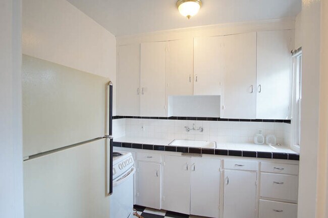 Building Photo - Charming NW 1-Bed Ready Late May!