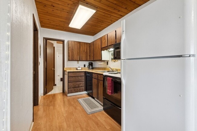 Building Photo - 1 Bedroom, 1 Bath Condo on Whitefish Lake