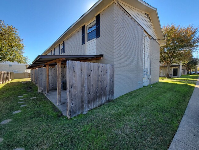Building Photo - College Station - Cozy 2 Bedroom 1.5 Bath Condo for Lease