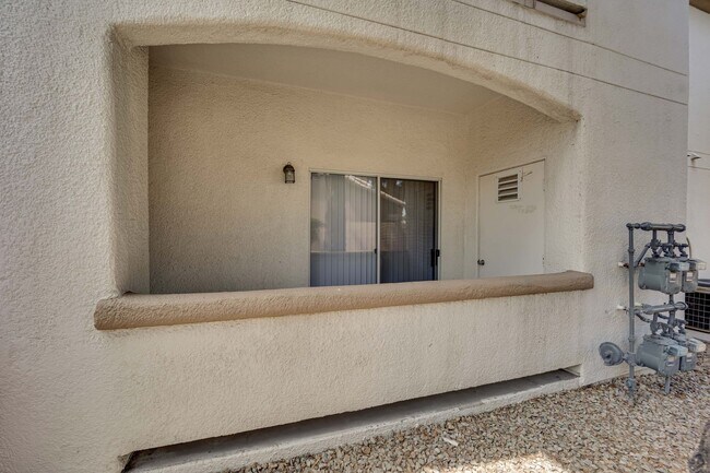 Building Photo - 5650 E Sahara Ave