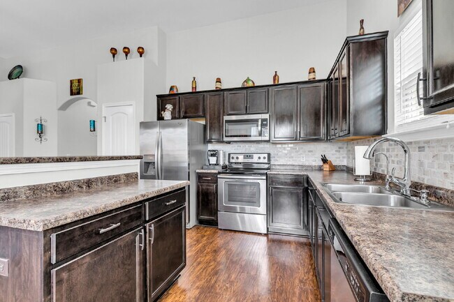 Building Photo - Cozy executive rental in Savannah highlands