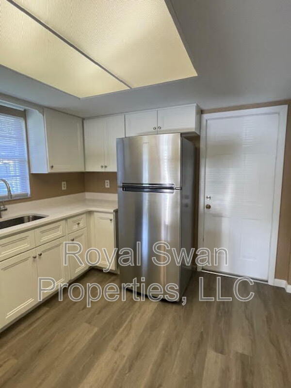 Building Photo - 724 Zella Ln
