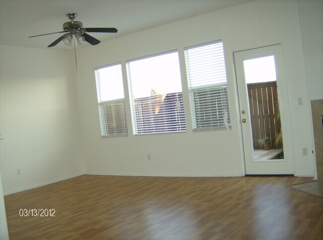 Building Photo - Spacious Three Bedroom Townhouse with Atta...