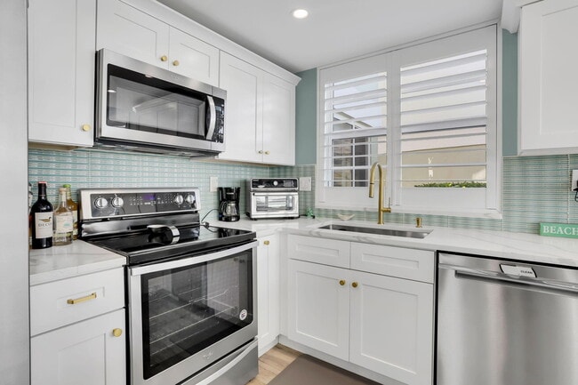 Building Photo - 320 S Ocean Blvd