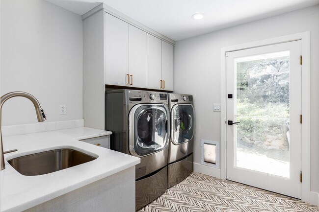 Building Photo - Stunning 5-Bedroom Modern Home with Panora...