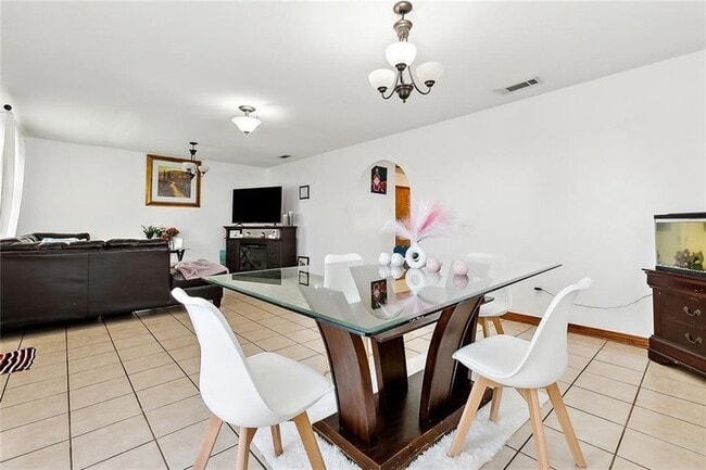 Building Photo - 2204 Gallant Dr